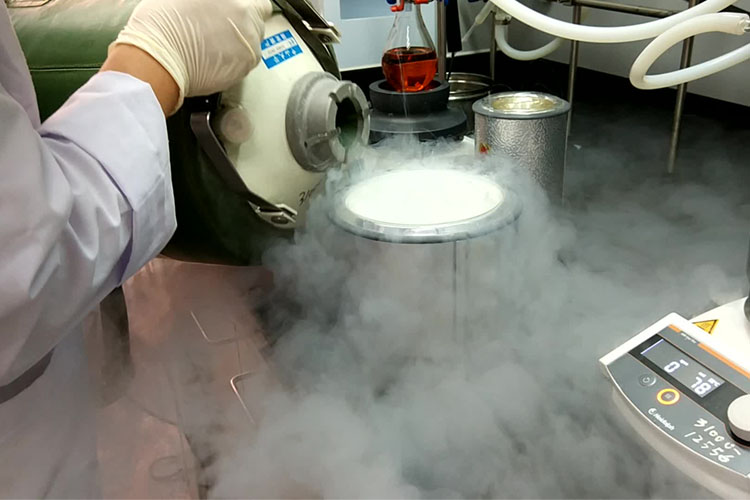 使用東亞液氮罐，提取液氮